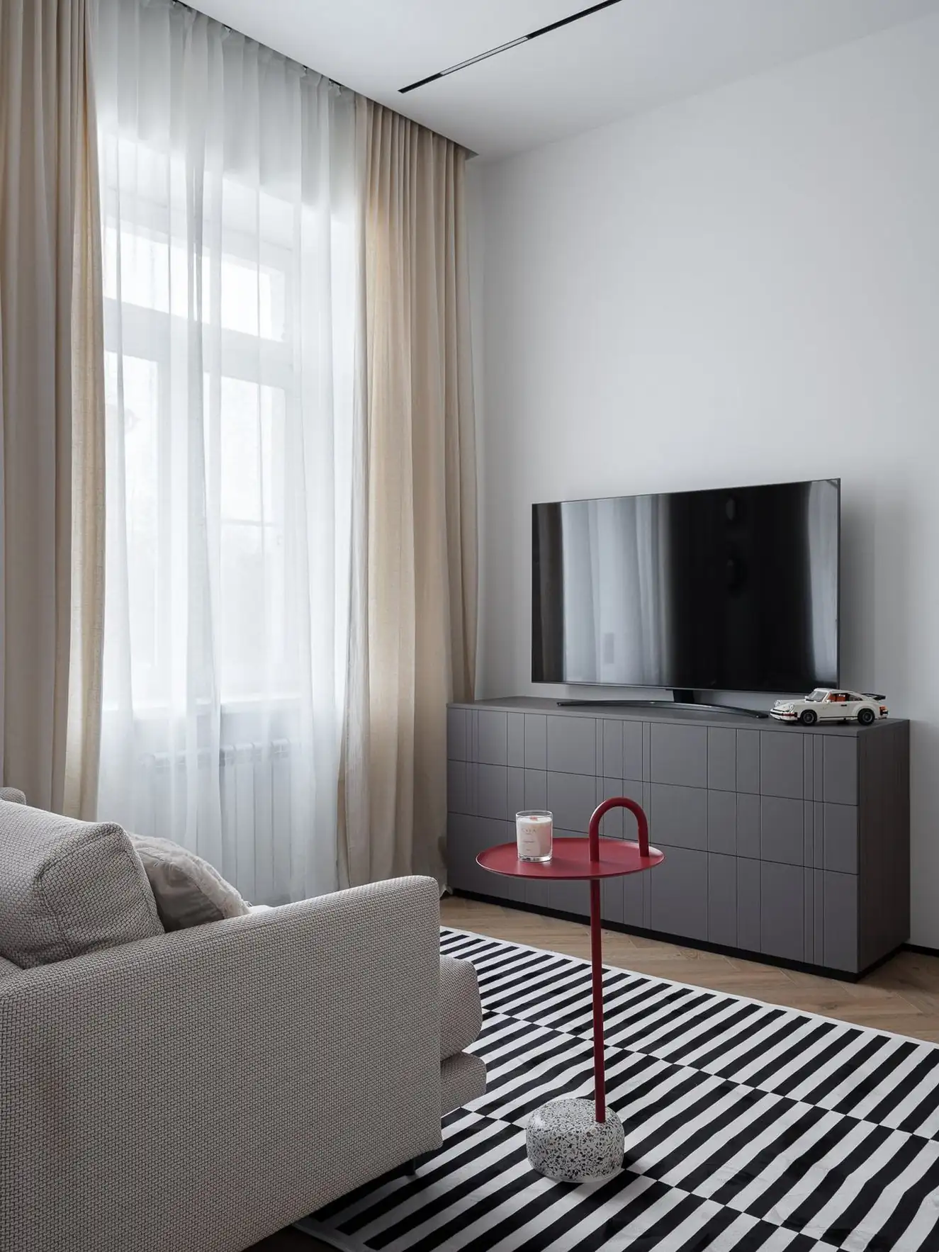 Lepukkant kis tégla lakásból modern minimalista otthon