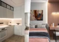 Modern megoldások, nőies színek, lágy minimalizmus 40 négyzetméteren