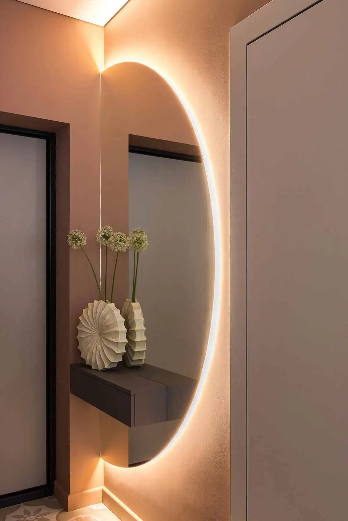 Modern megoldások, nőies színek, lágy minimalizmus 40 négyzetméteren