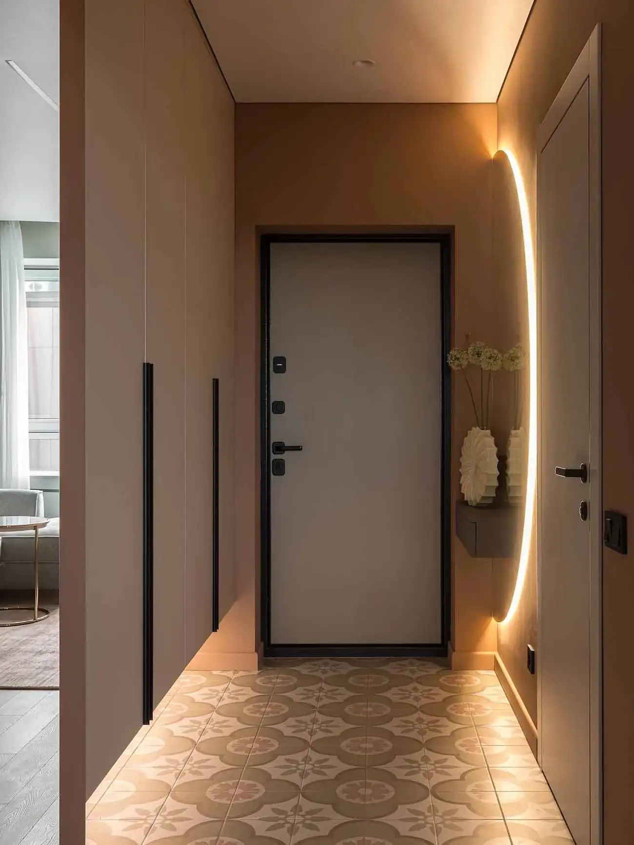 Modern megoldások, nőies színek, lágy minimalizmus 40 négyzetméteren