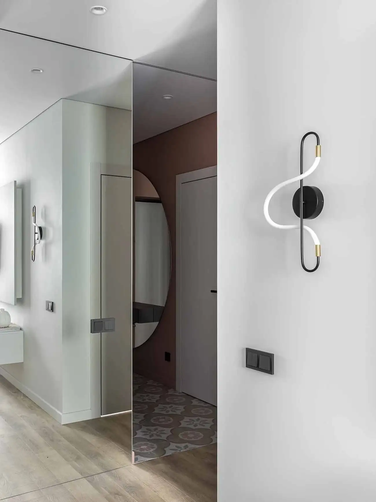 Modern megoldások, nőies színek, lágy minimalizmus 40 négyzetméteren