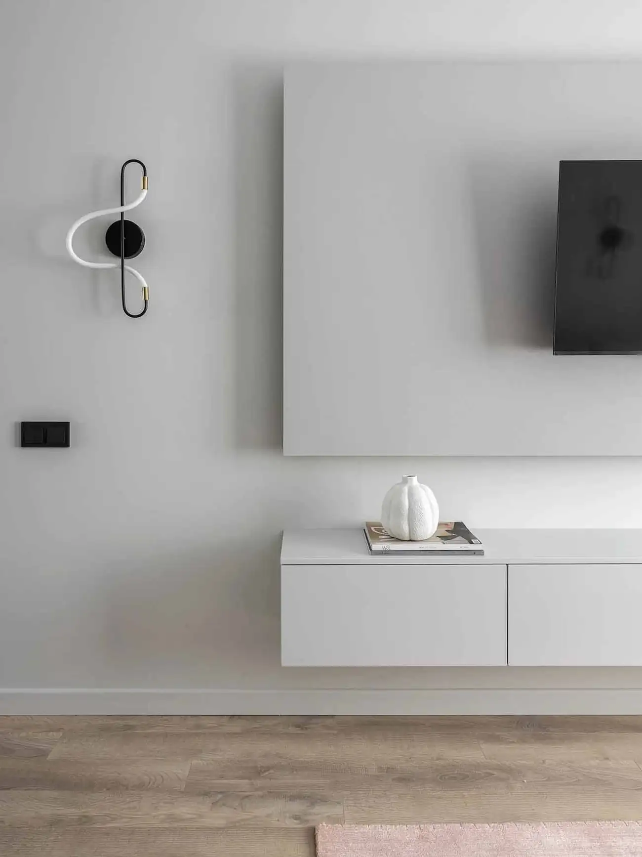 Modern megoldások, nőies színek, lágy minimalizmus 40 négyzetméteren