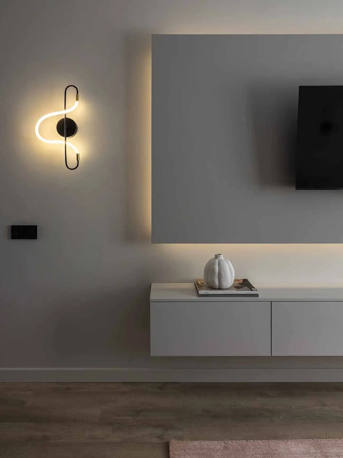 Modern megoldások, nőies színek, lágy minimalizmus 40 négyzetméteren