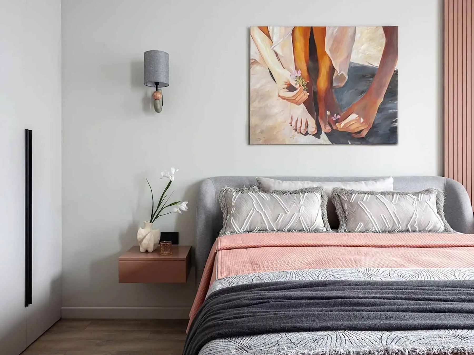 Modern megoldások, nőies színek, lágy minimalizmus 40 négyzetméteren
