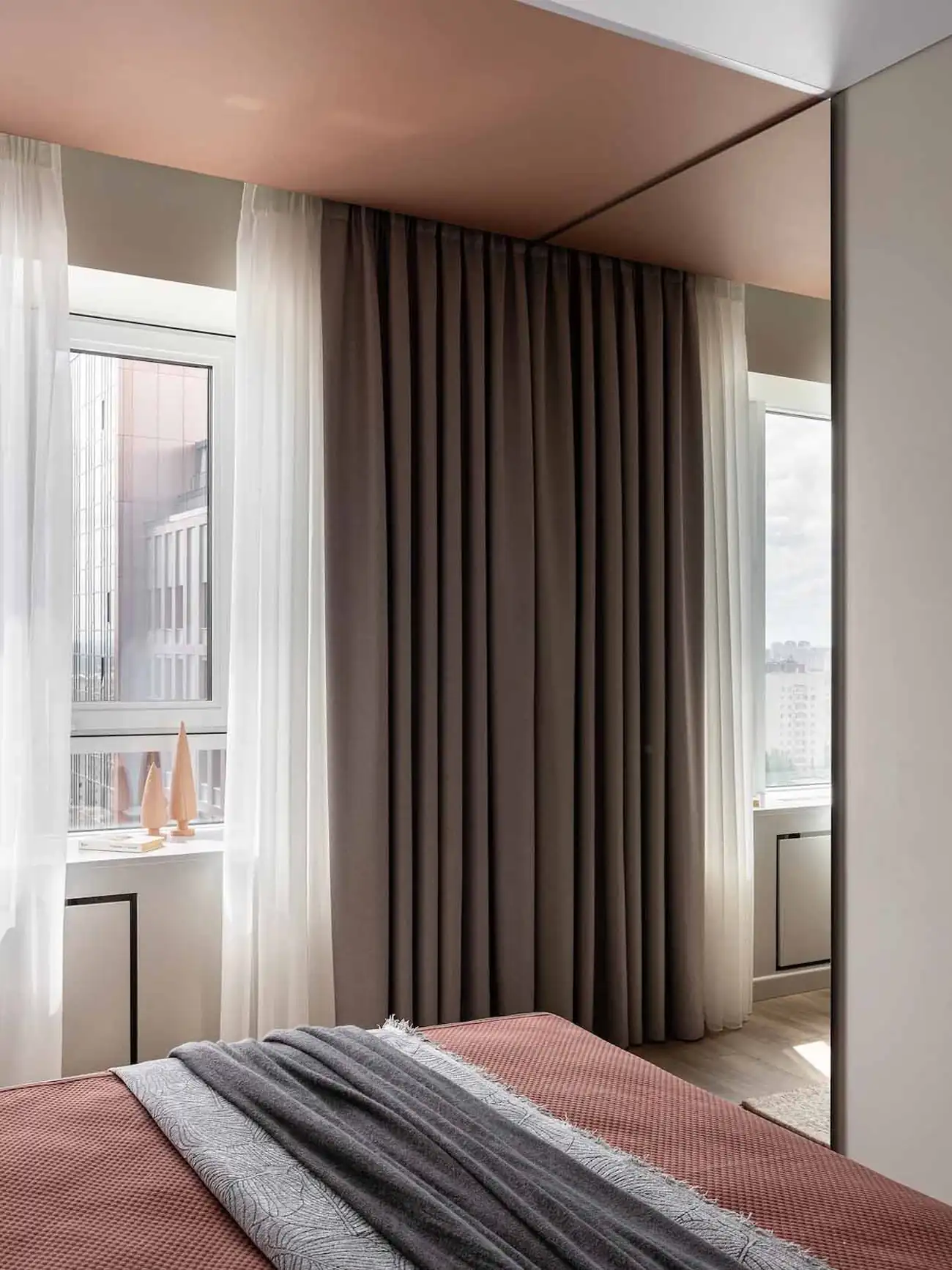 Modern megoldások, nőies színek, lágy minimalizmus 40 négyzetméteren
