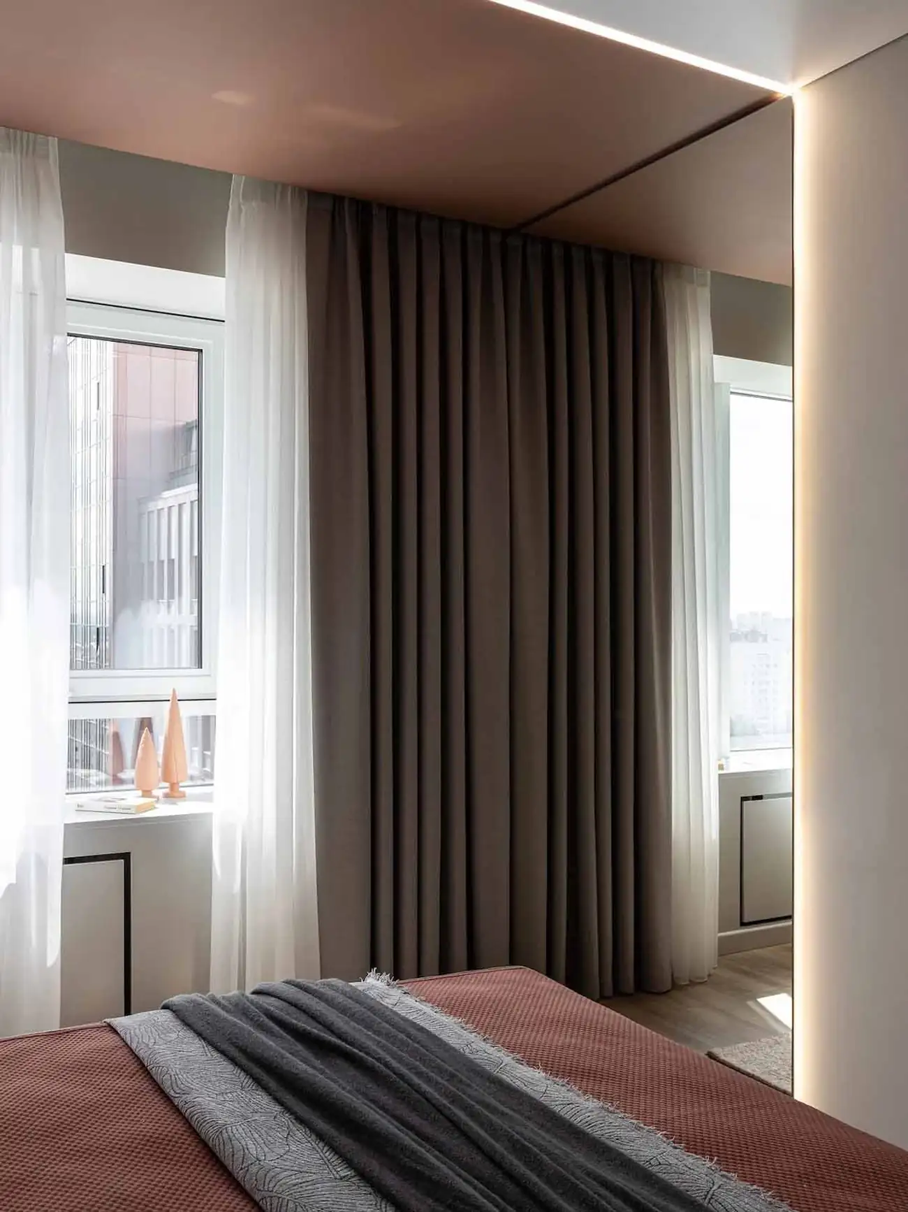 Modern megoldások, nőies színek, lágy minimalizmus 40 négyzetméteren