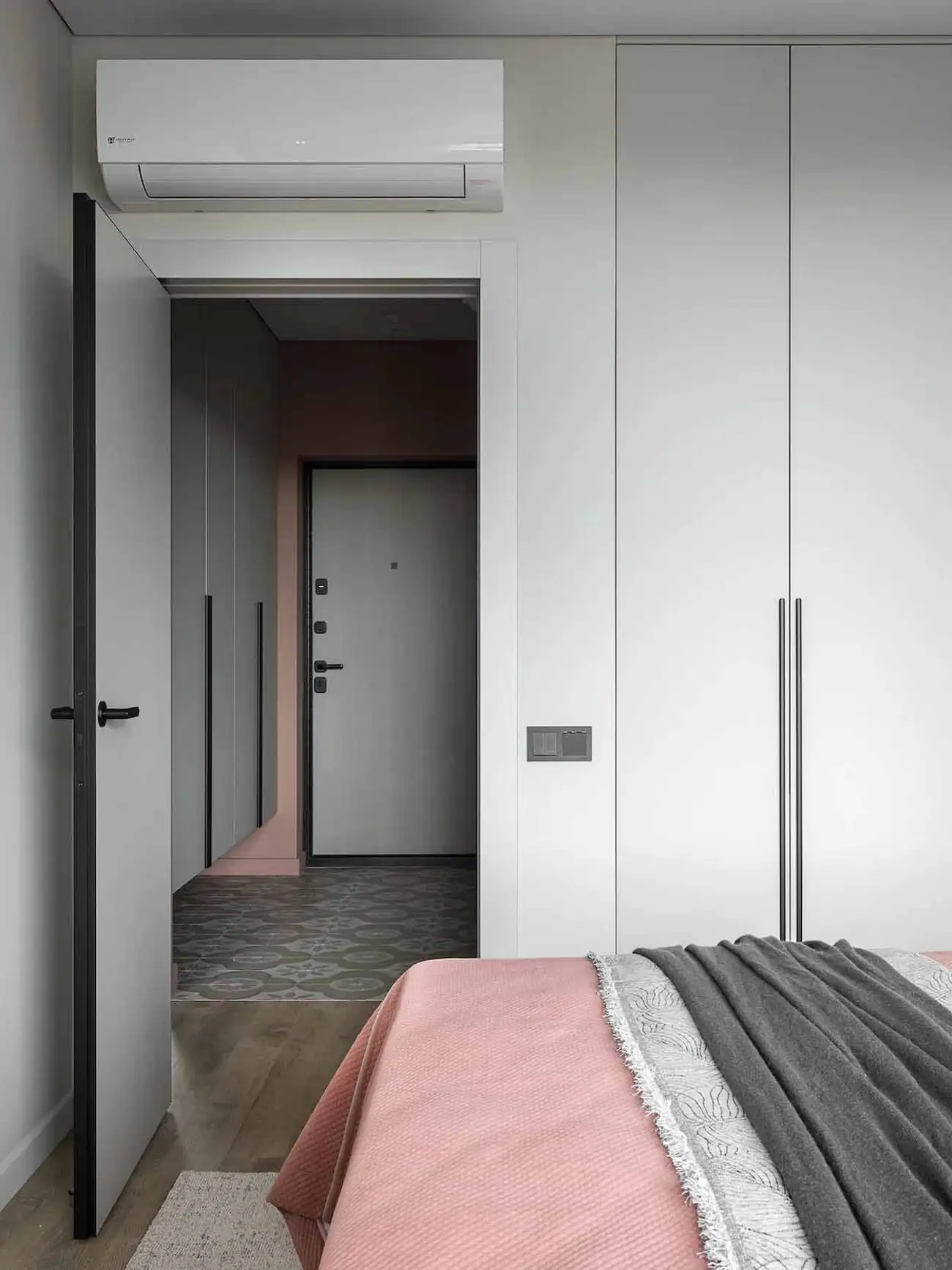 Modern megoldások, nőies színek, lágy minimalizmus 40 négyzetméteren