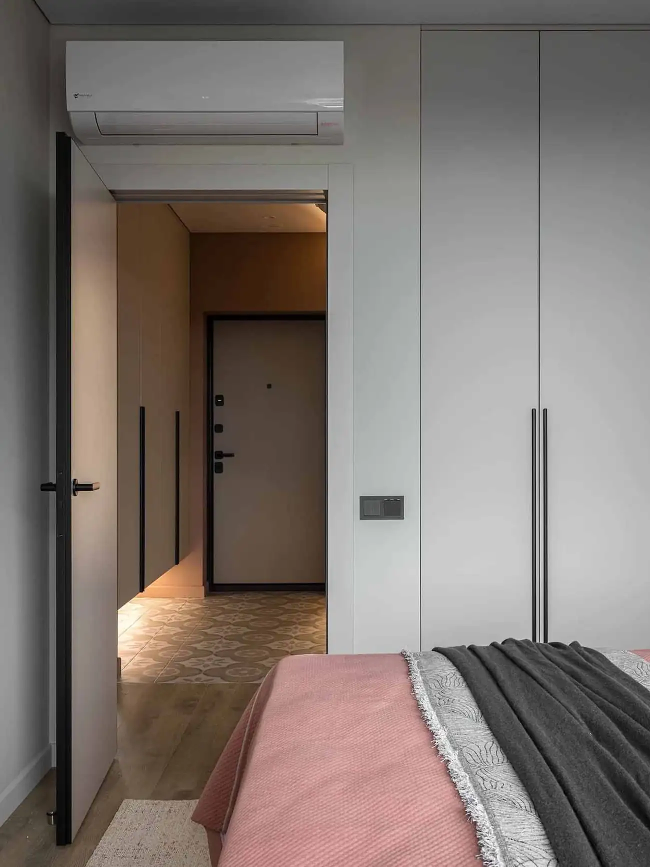 Modern megoldások, nőies színek, lágy minimalizmus 40 négyzetméteren