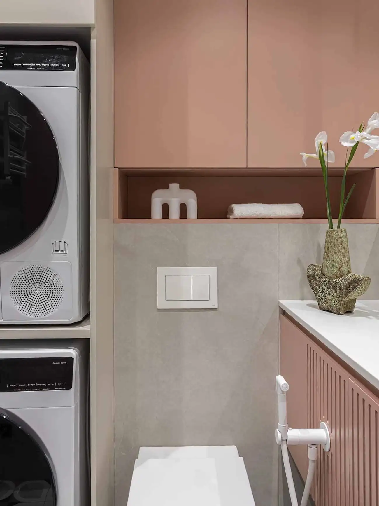 Modern megoldások, nőies színek, lágy minimalizmus 40 négyzetméteren