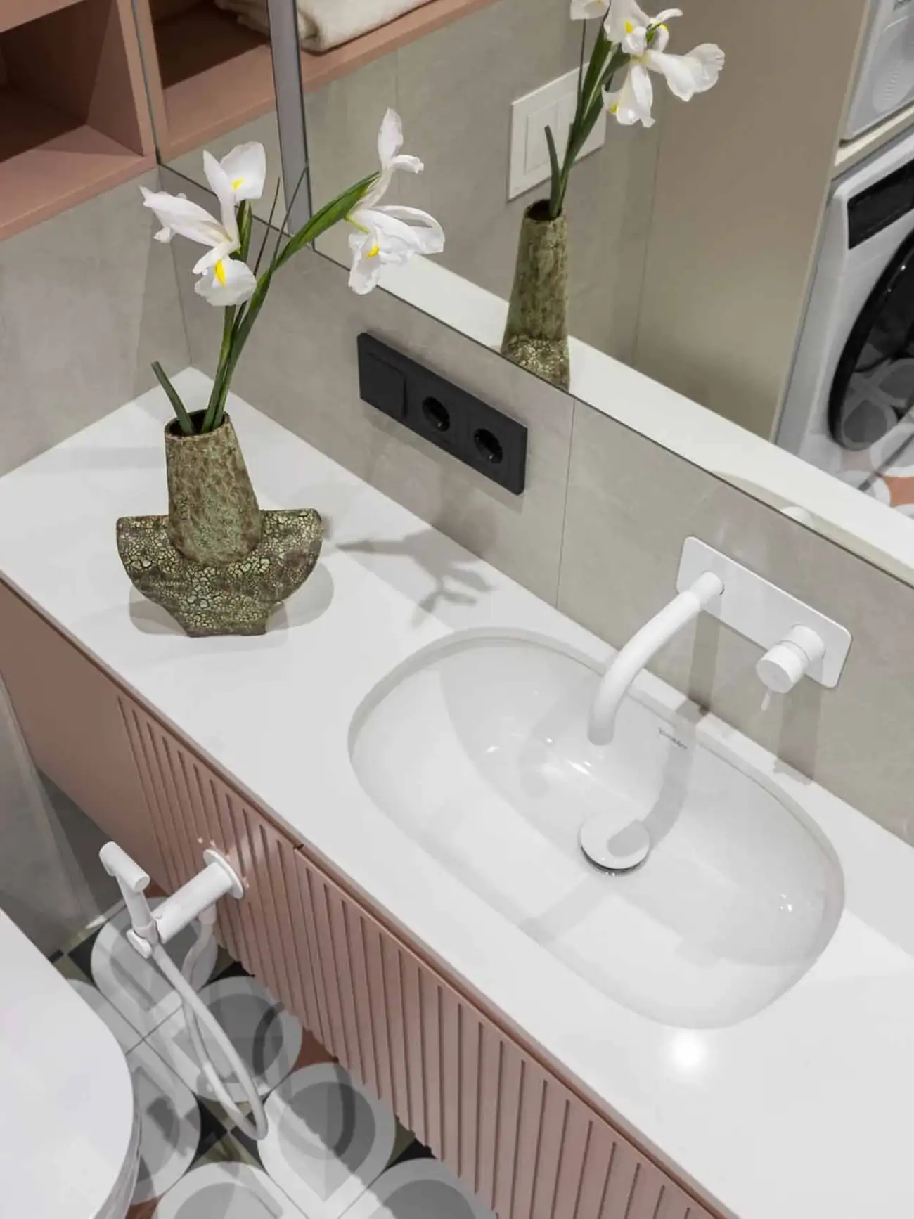 Modern megoldások, nőies színek, lágy minimalizmus 40 négyzetméteren