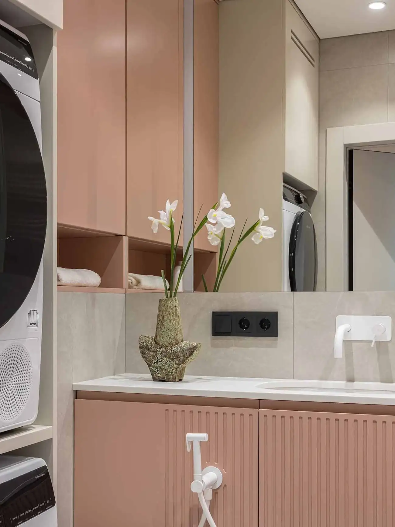 Modern megoldások, nőies színek, lágy minimalizmus 40 négyzetméteren