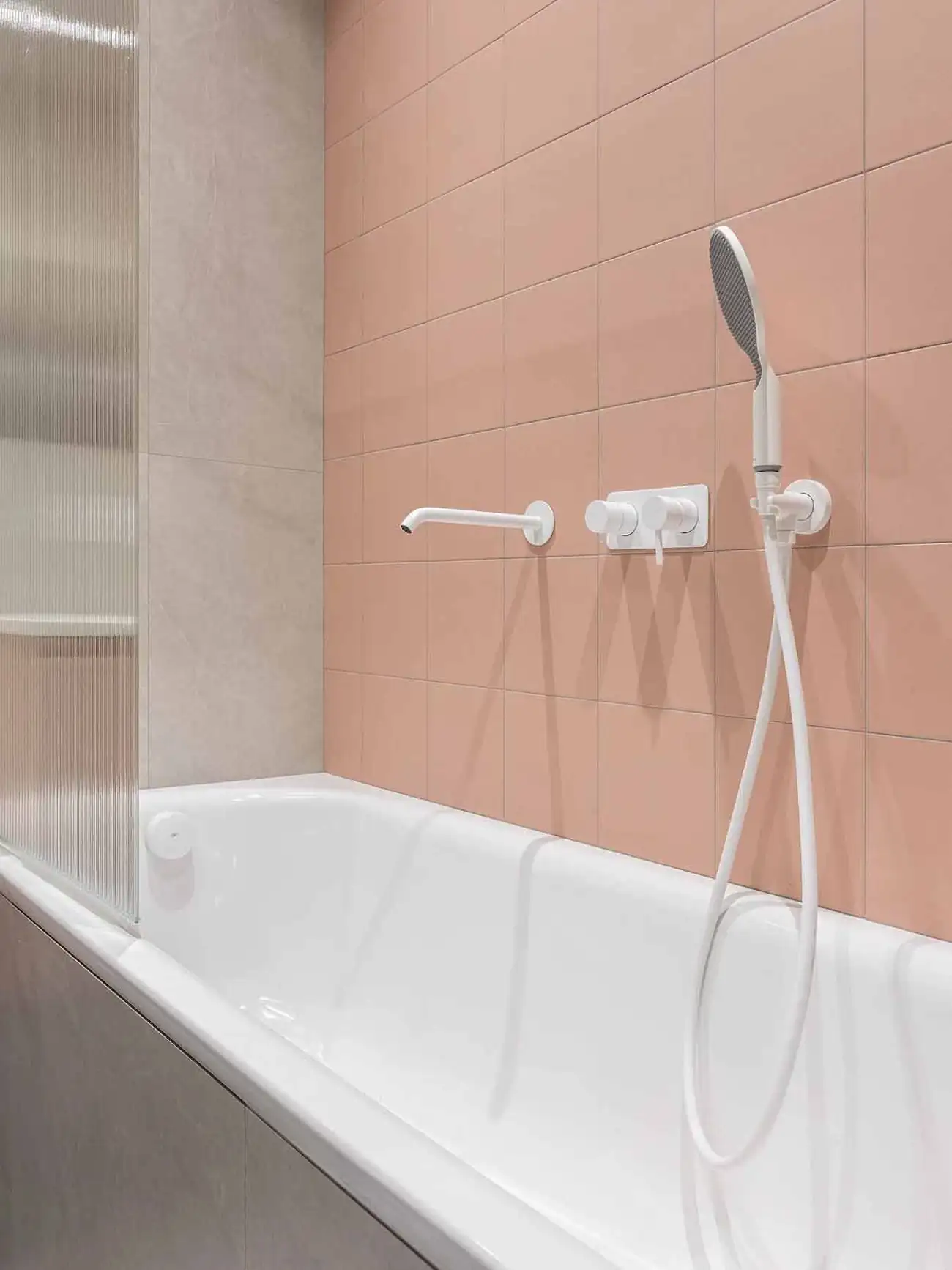 Modern megoldások, nőies színek, lágy minimalizmus 40 négyzetméteren
