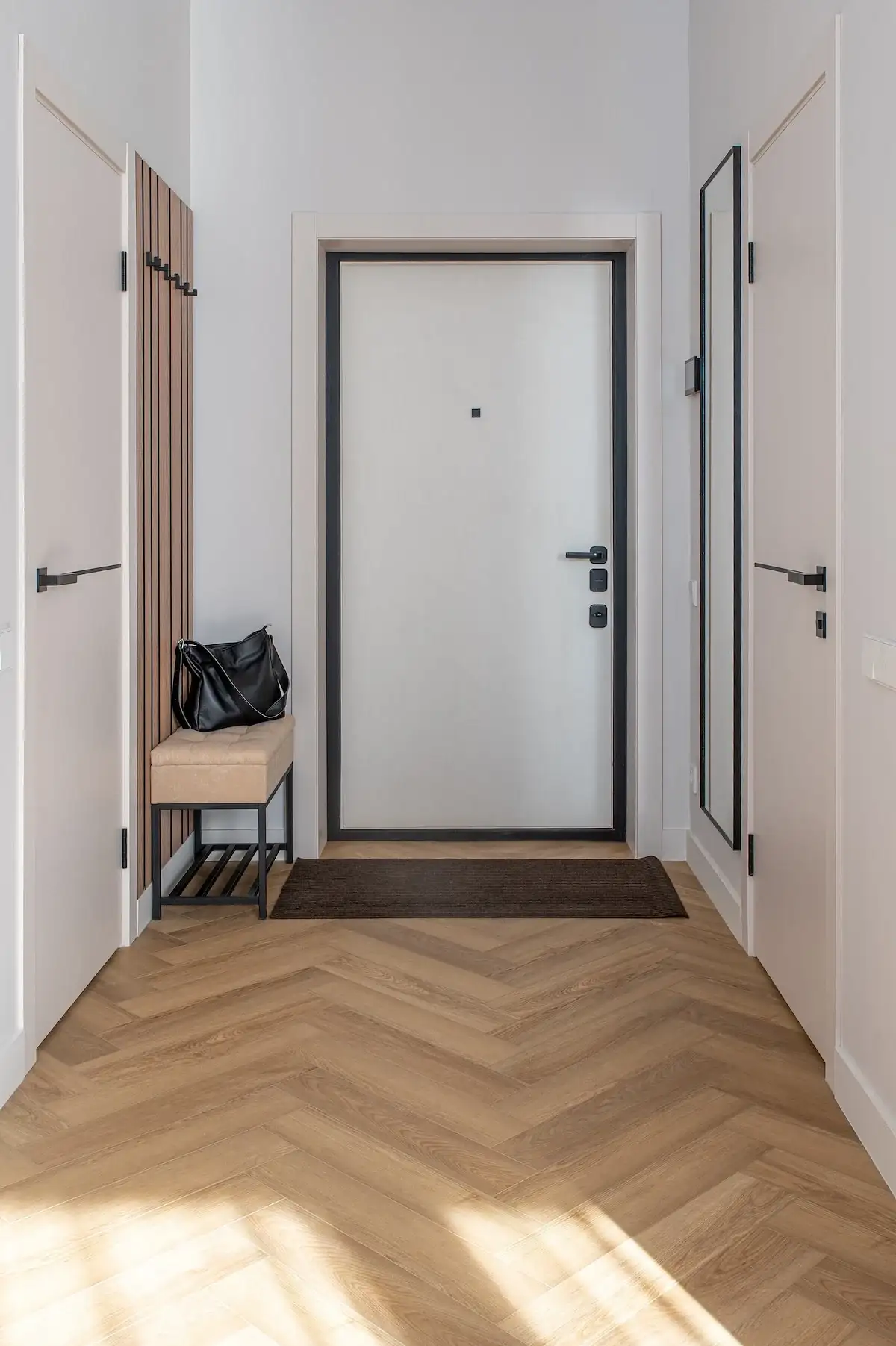 37 m²-es lakás gardróbszobával, üvegtéglával, függönnyel leválasztott hálófülkével és bézs–zöld színvilággal