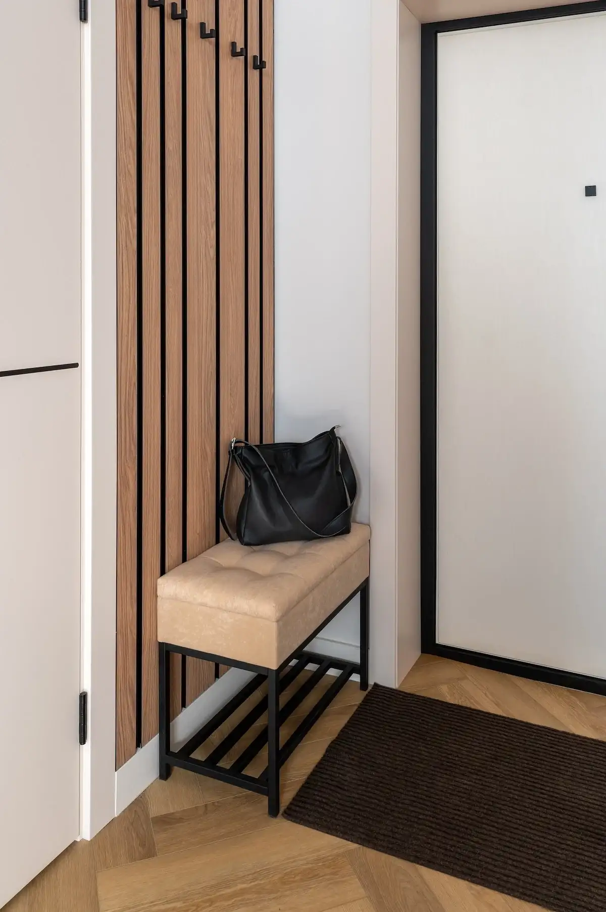 37 m²-es lakás gardróbszobával, üvegtéglával, függönnyel leválasztott hálófülkével és bézs–zöld színvilággal