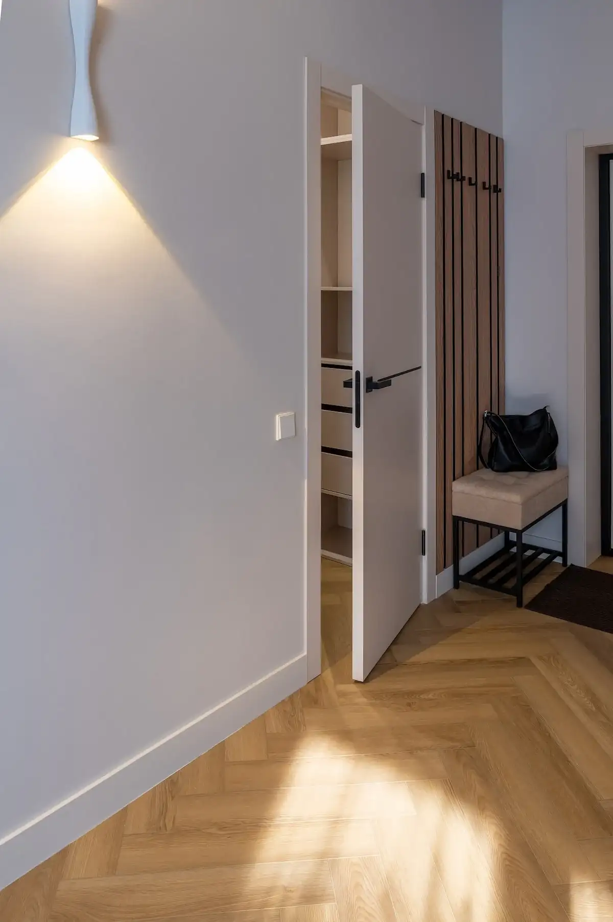 37 m²-es lakás gardróbszobával, üvegtéglával, függönnyel leválasztott hálófülkével és bézs–zöld színvilággal