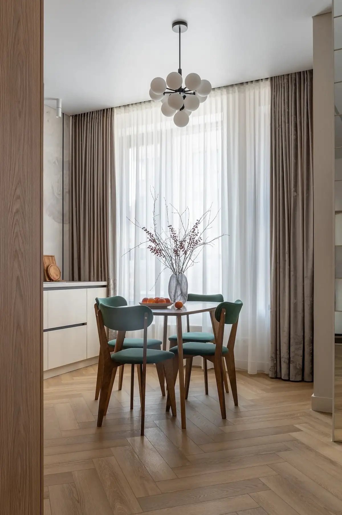 37 m²-es lakás gardróbszobával, üvegtéglával, függönnyel leválasztott hálófülkével és bézs–zöld színvilággal