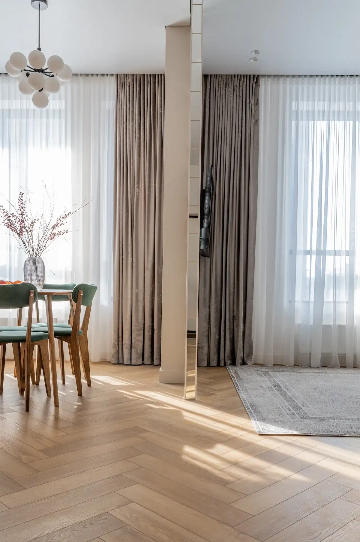 37 m²-es lakás gardróbszobával, üvegtéglával, függönnyel leválasztott hálófülkével és bézs–zöld színvilággal