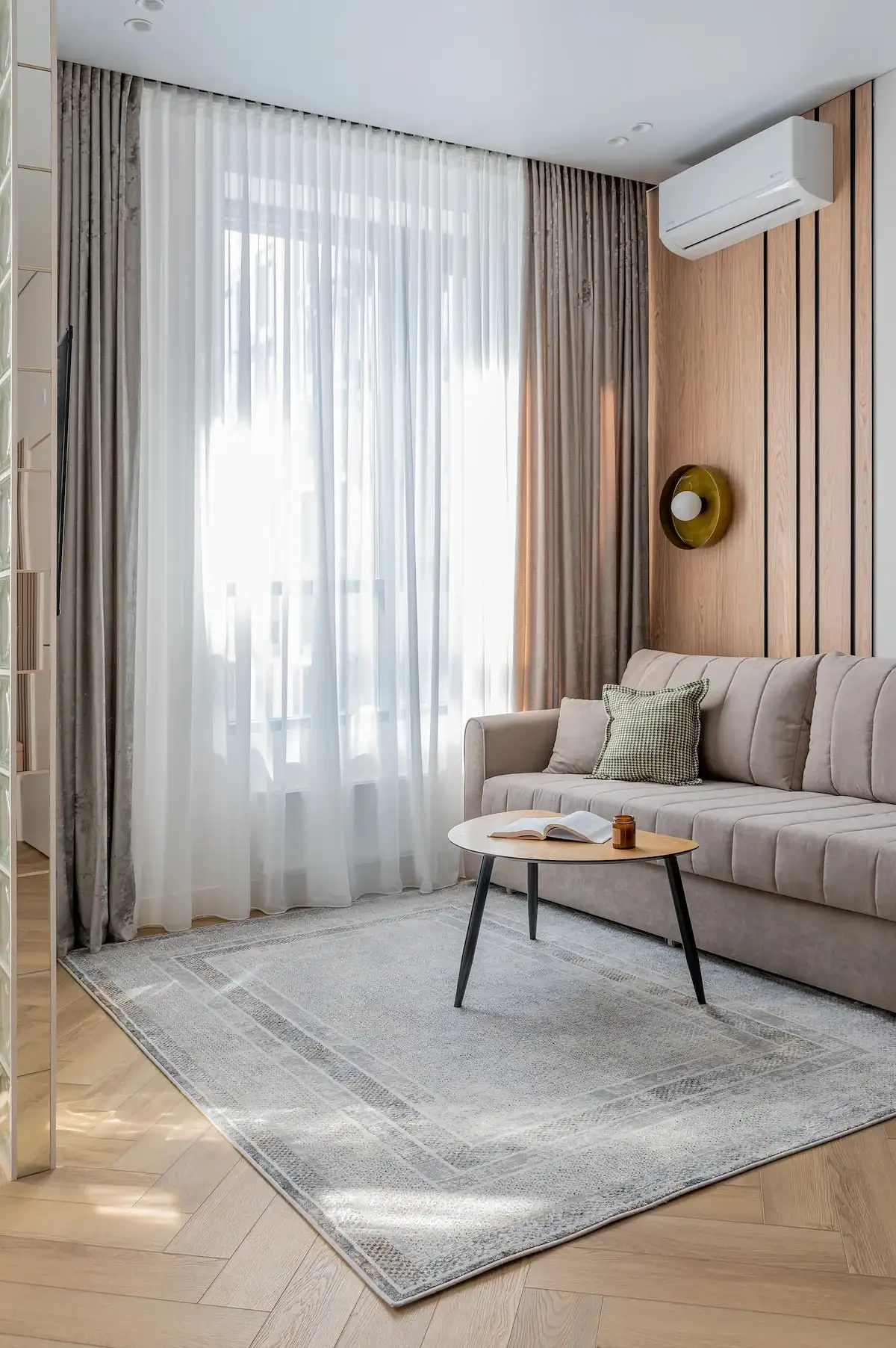 37 m²-es lakás gardróbszobával, üvegtéglával, függönnyel leválasztott hálófülkével és bézs–zöld színvilággal