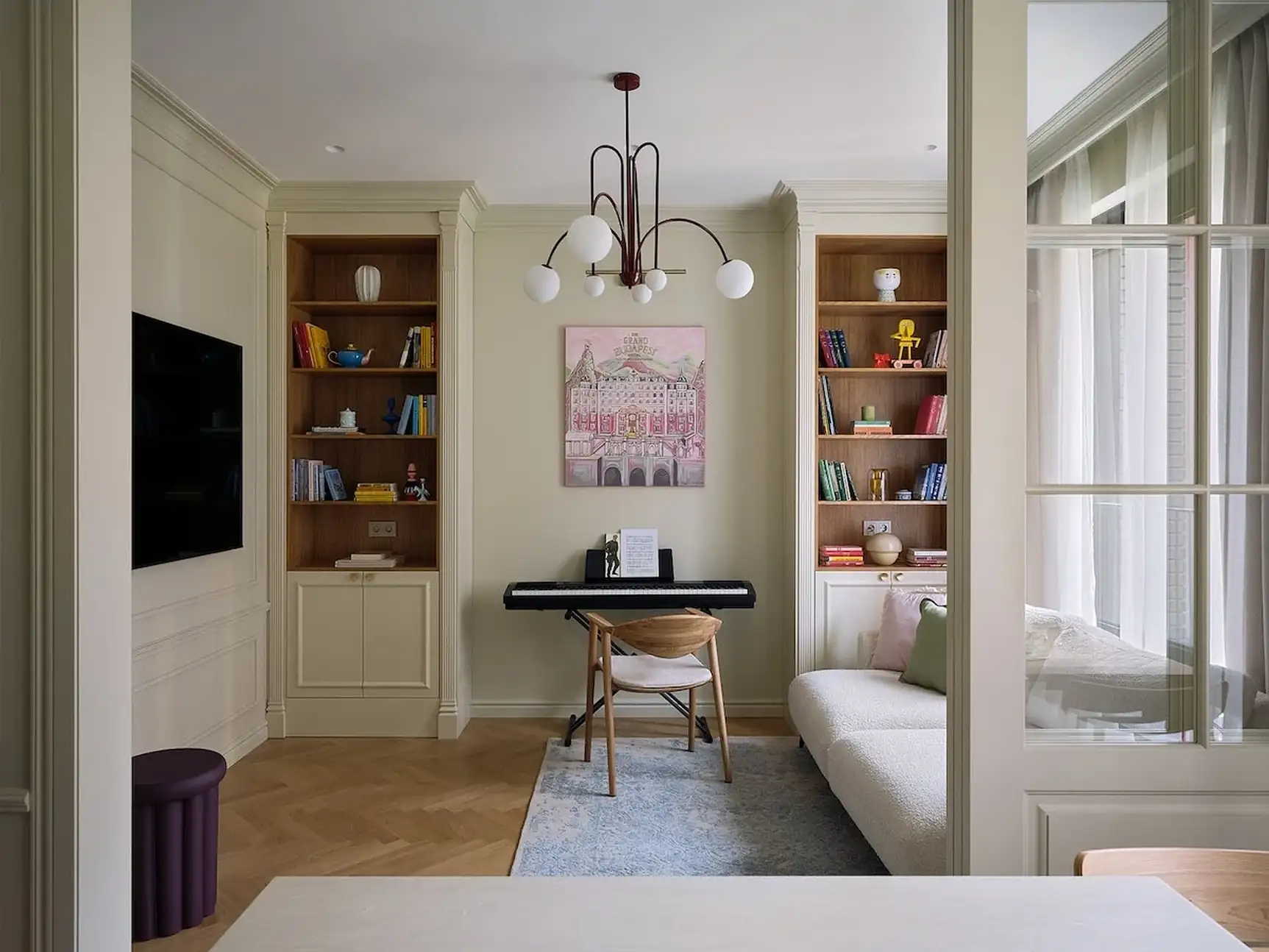 Francia klasszikus részletek, olívazöld konyha, vörös gardrób és sellőmotívumok egy mutatós otthonban
