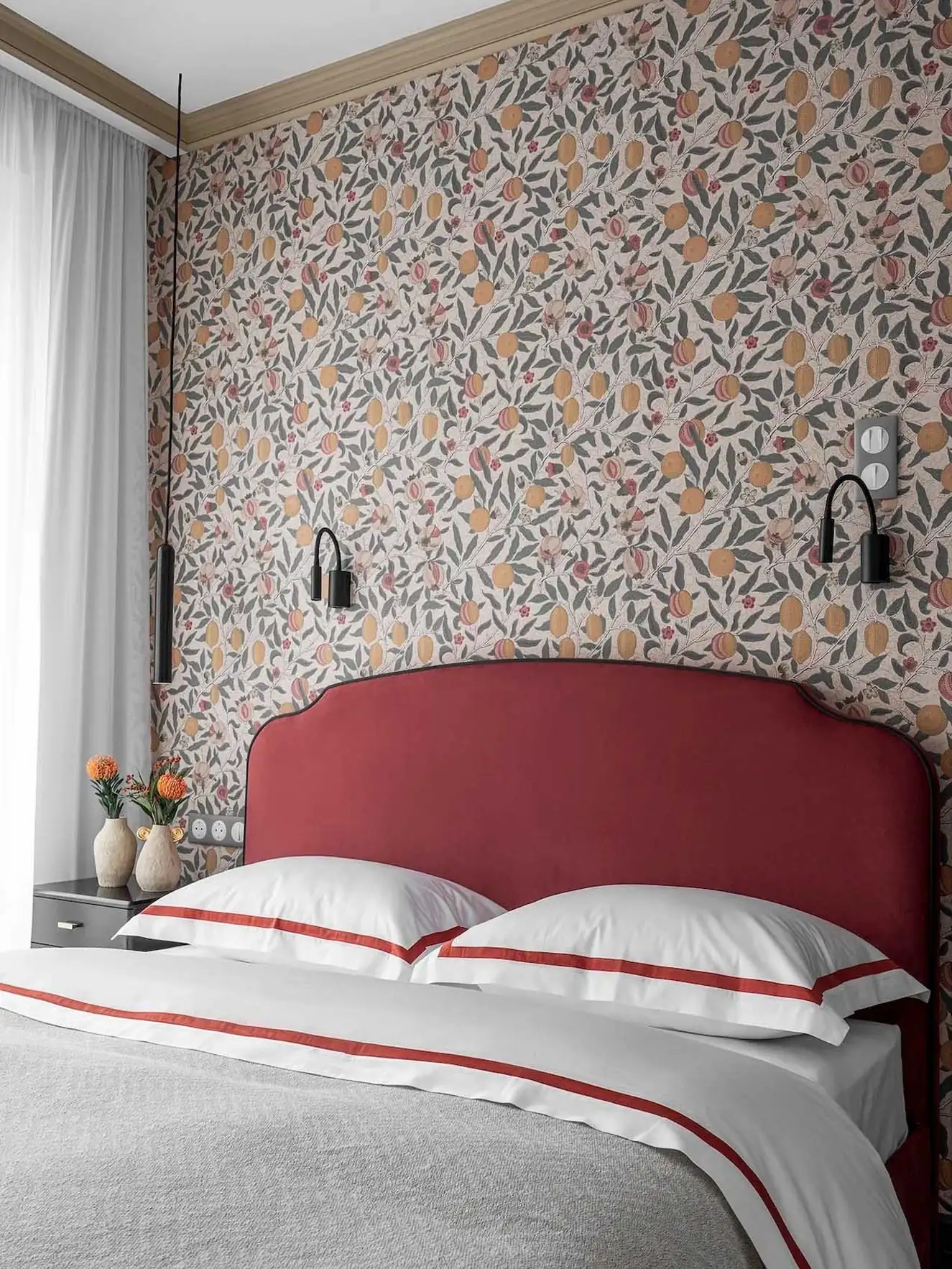 Modern klasszikus kis lakás kék részletekkel, William Morris-mintás tapétával