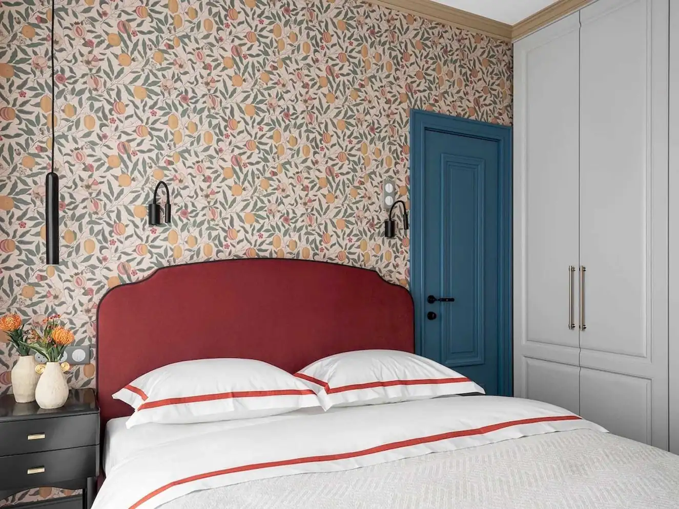 Modern klasszikus kis lakás kék részletekkel, William Morris-mintás tapétával