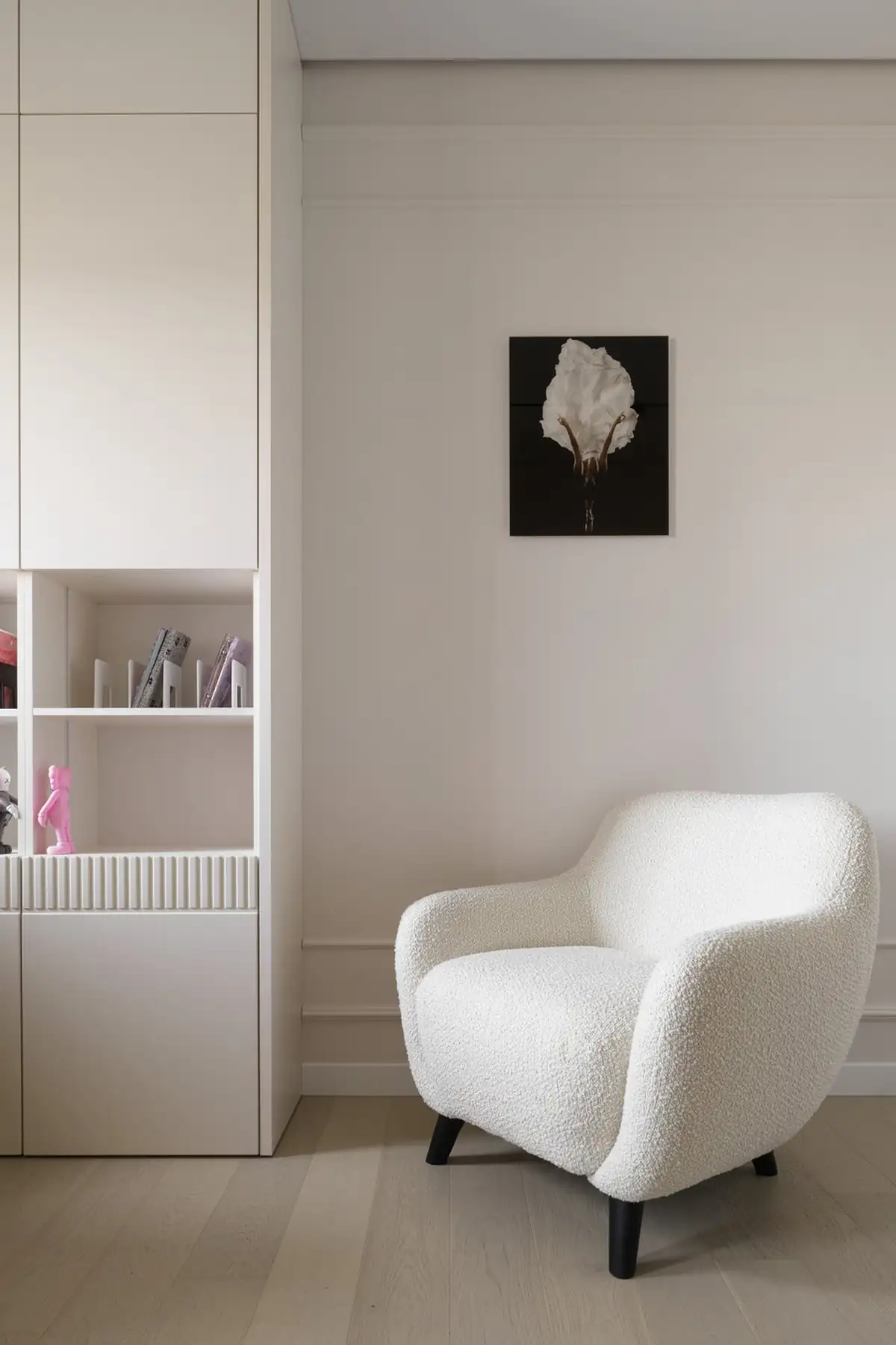 Nyugodt színvilág, rendezett minimalista otthon 76 négyzetméteren