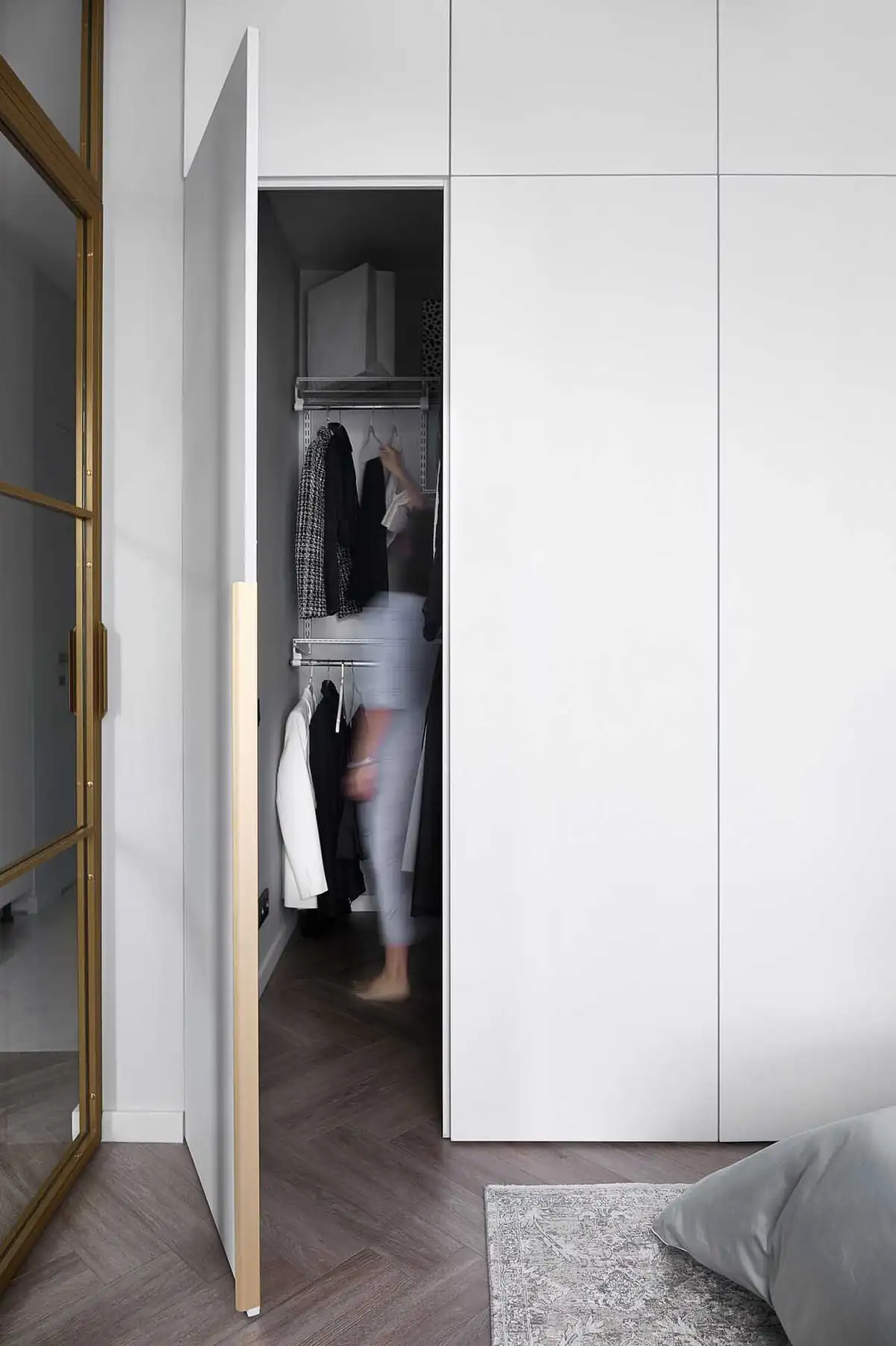 35 m2-es otthon üveg térelválasztóval, rejtett gardróbbal és konyhaszigettel