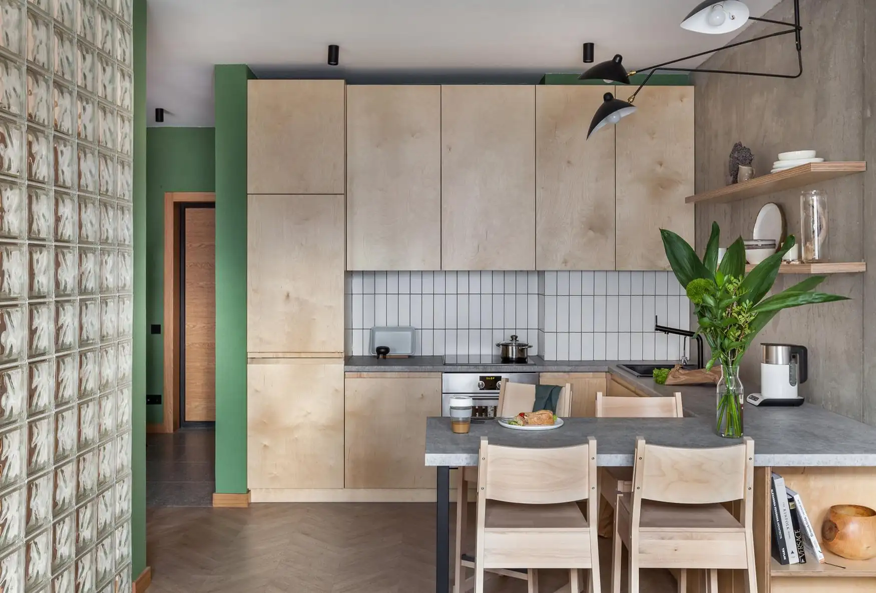 Beton, rétegelt lemez és üvegtégla: karakteres skandináv loft