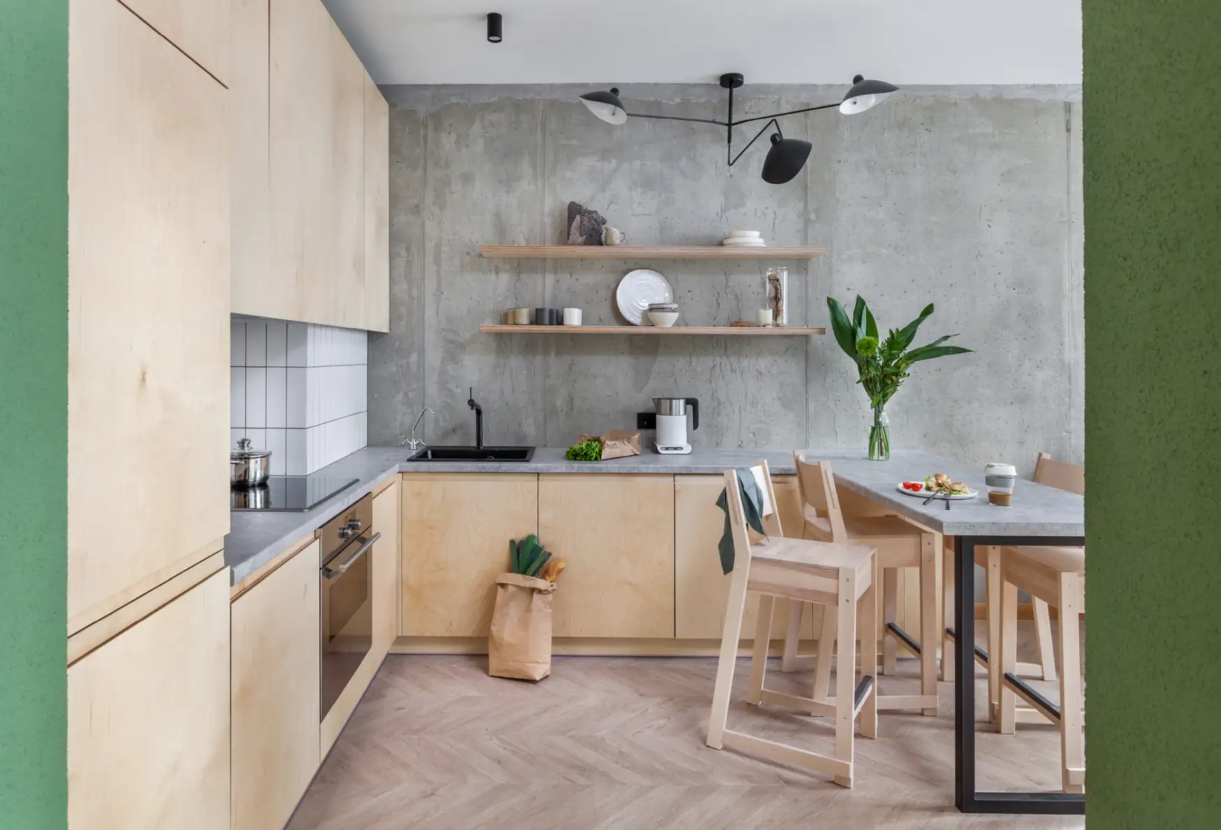 Beton, rétegelt lemez és üvegtégla: karakteres skandináv loft