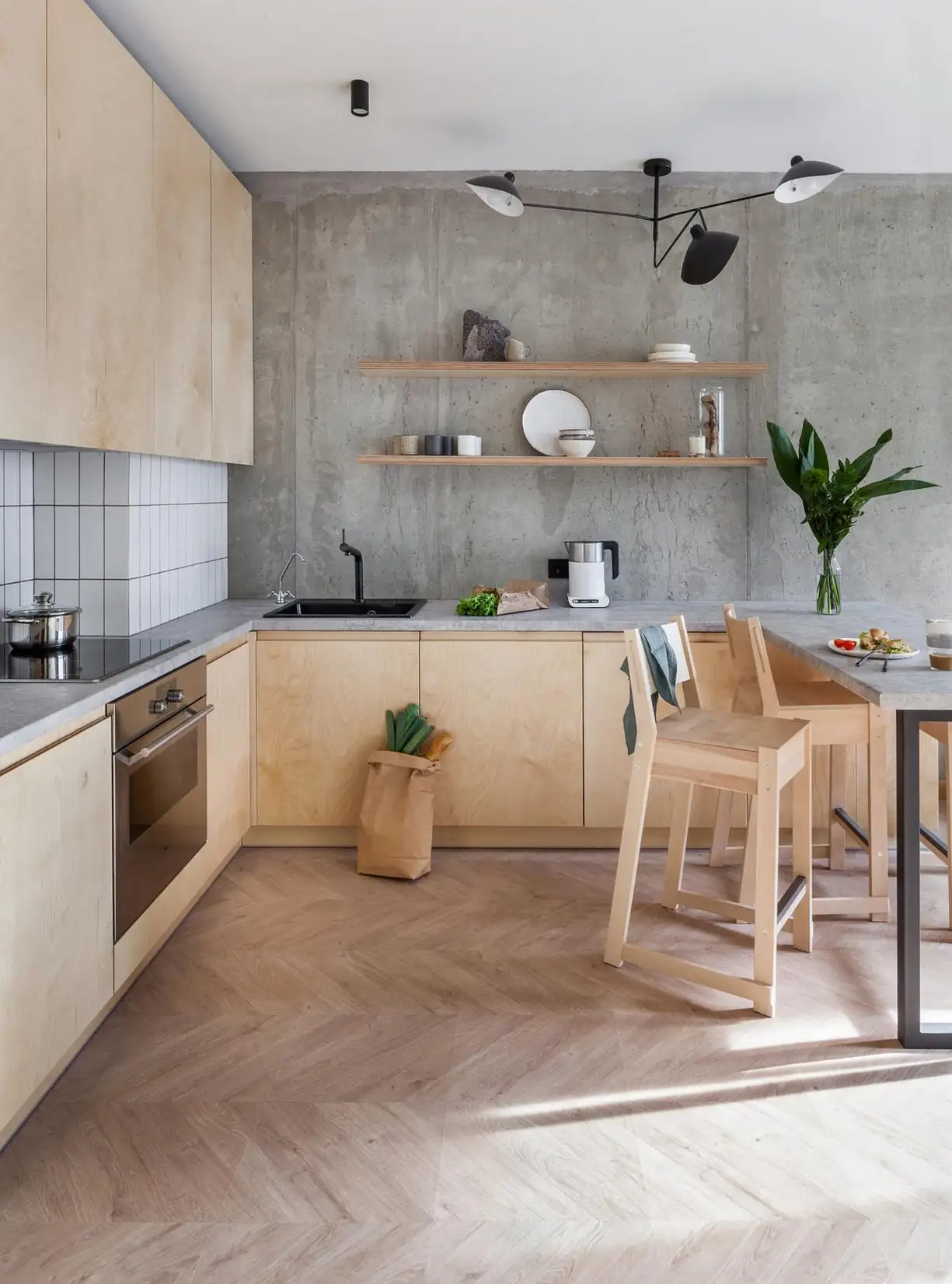 Beton, rétegelt lemez és üvegtégla: karakteres skandináv loft