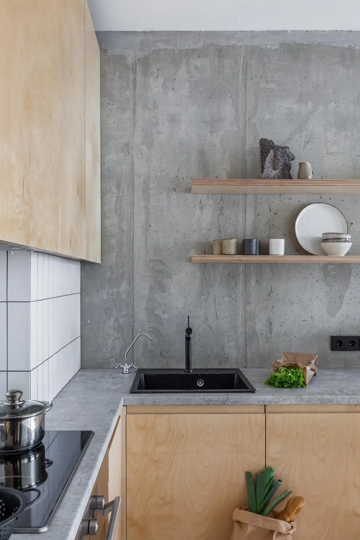 Beton, rétegelt lemez és üvegtégla: karakteres skandináv loft