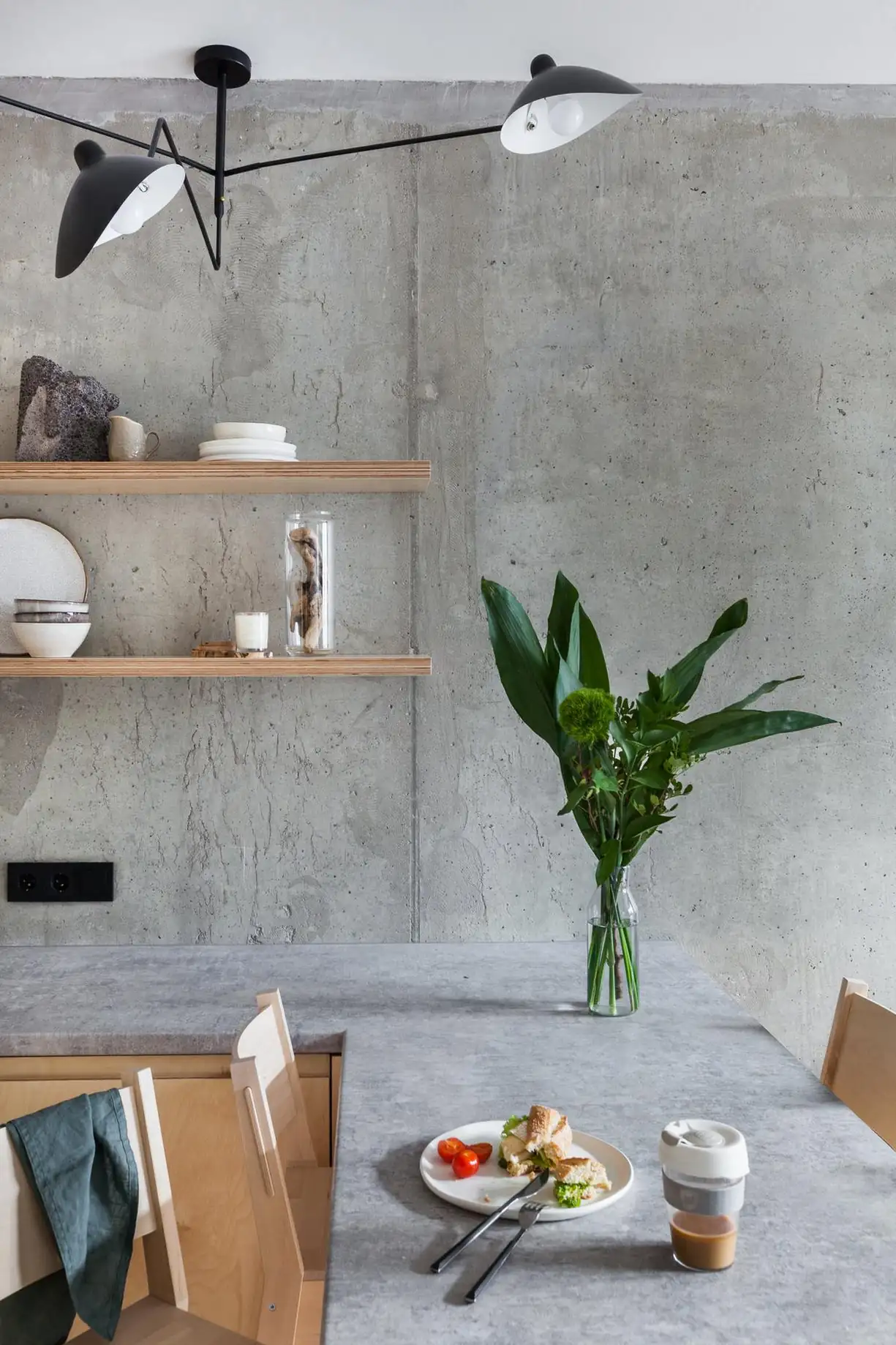 Beton, rétegelt lemez és üvegtégla: karakteres skandináv loft