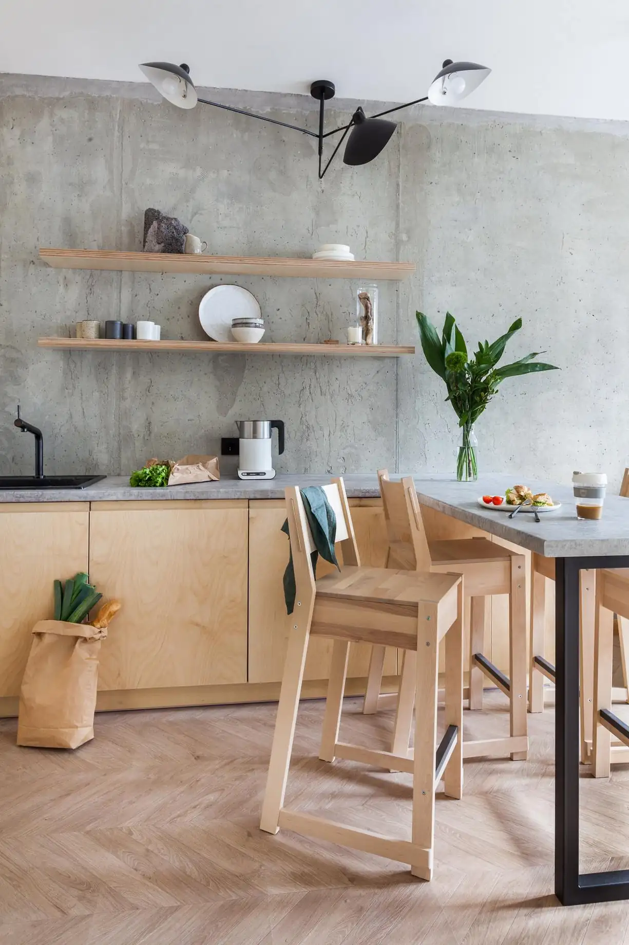 Beton, rétegelt lemez és üvegtégla: karakteres skandináv loft