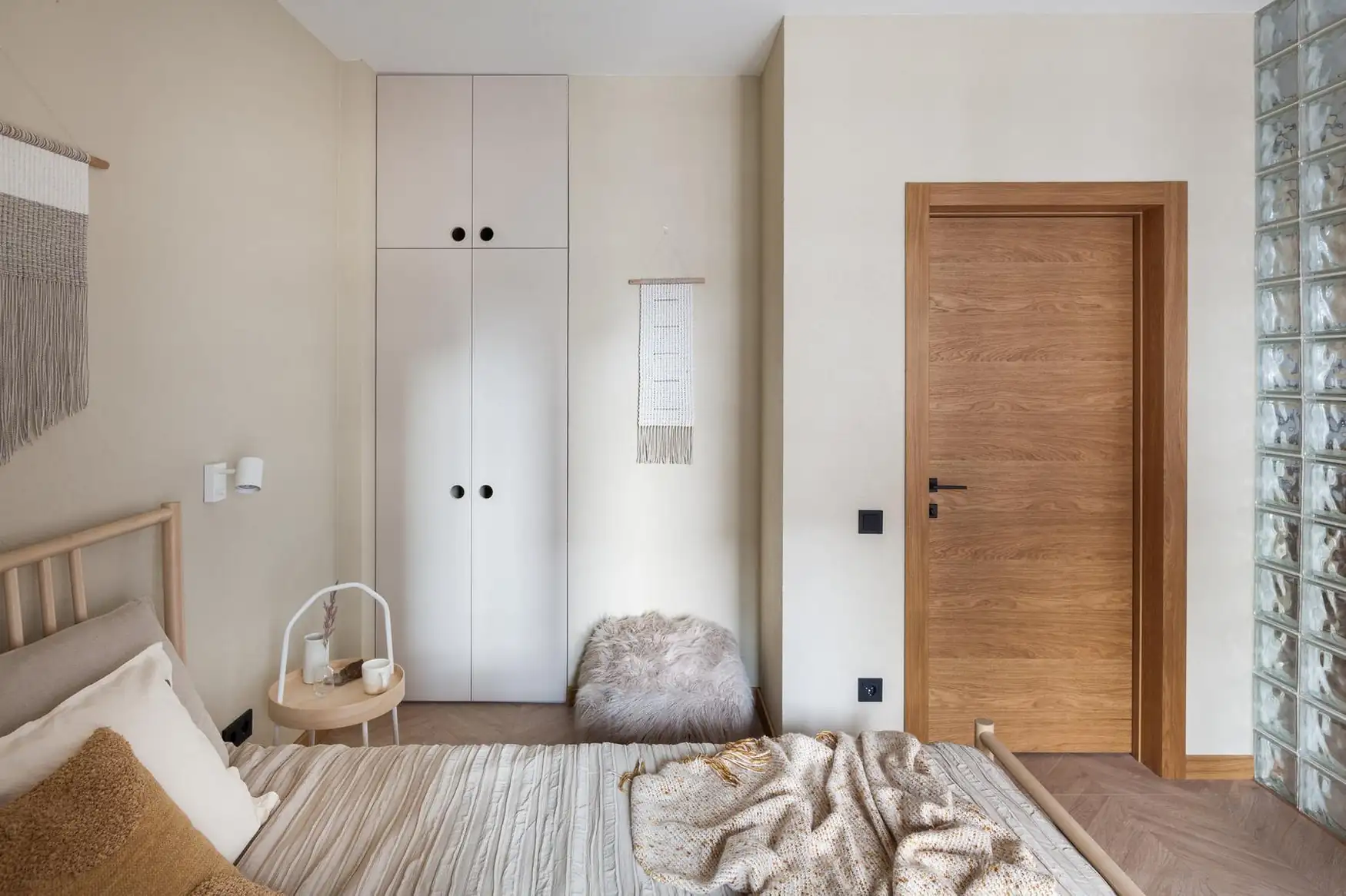 Beton, rétegelt lemez és üvegtégla: karakteres skandináv loft