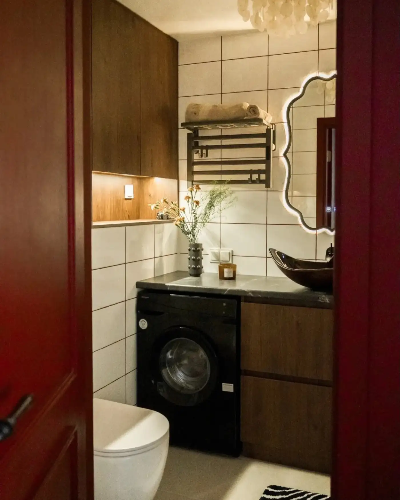 Vagány és romantikus egyszerre: kis lakás borvörös színekkel 32 m2-en