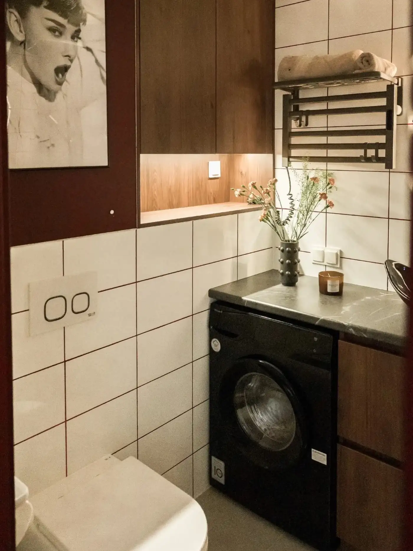 Vagány és romantikus egyszerre: kis lakás borvörös színekkel 32 m2-en
