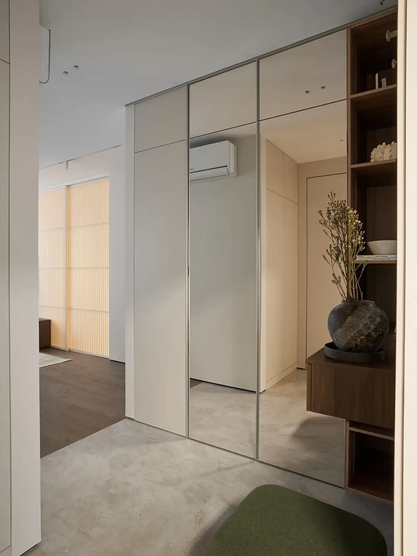 Kétszobás lakás meleg tónusú, letisztult, minimalista enteriőrrel, külön gardróbszobával