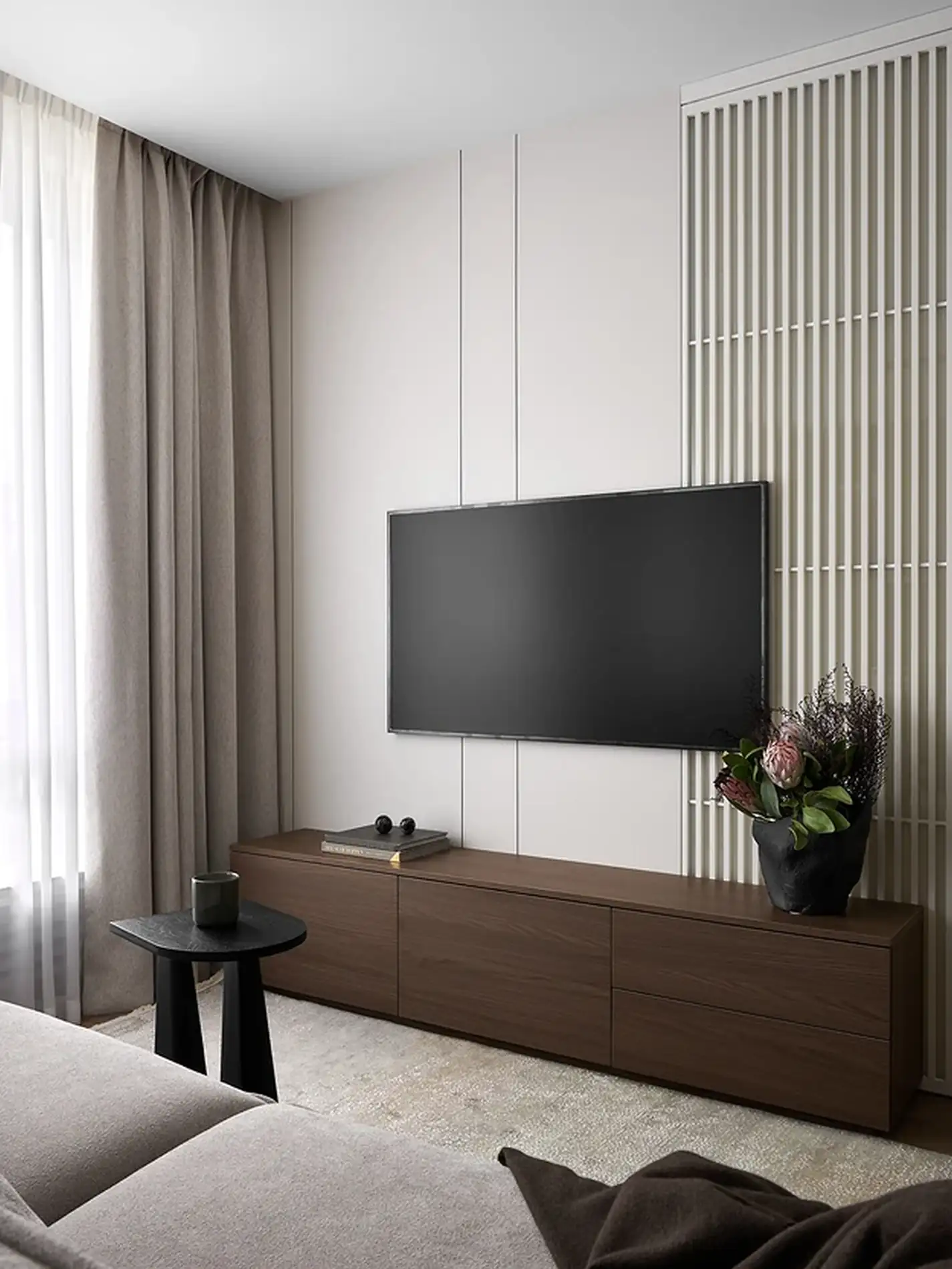 Kétszobás lakás meleg tónusú, letisztult, minimalista enteriőrrel, külön gardróbszobával
