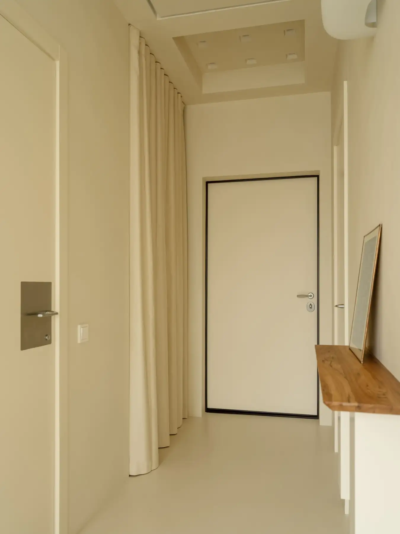 44 m2-es lakás a homok és a víz árnyalataival, mikrocement felületekkel