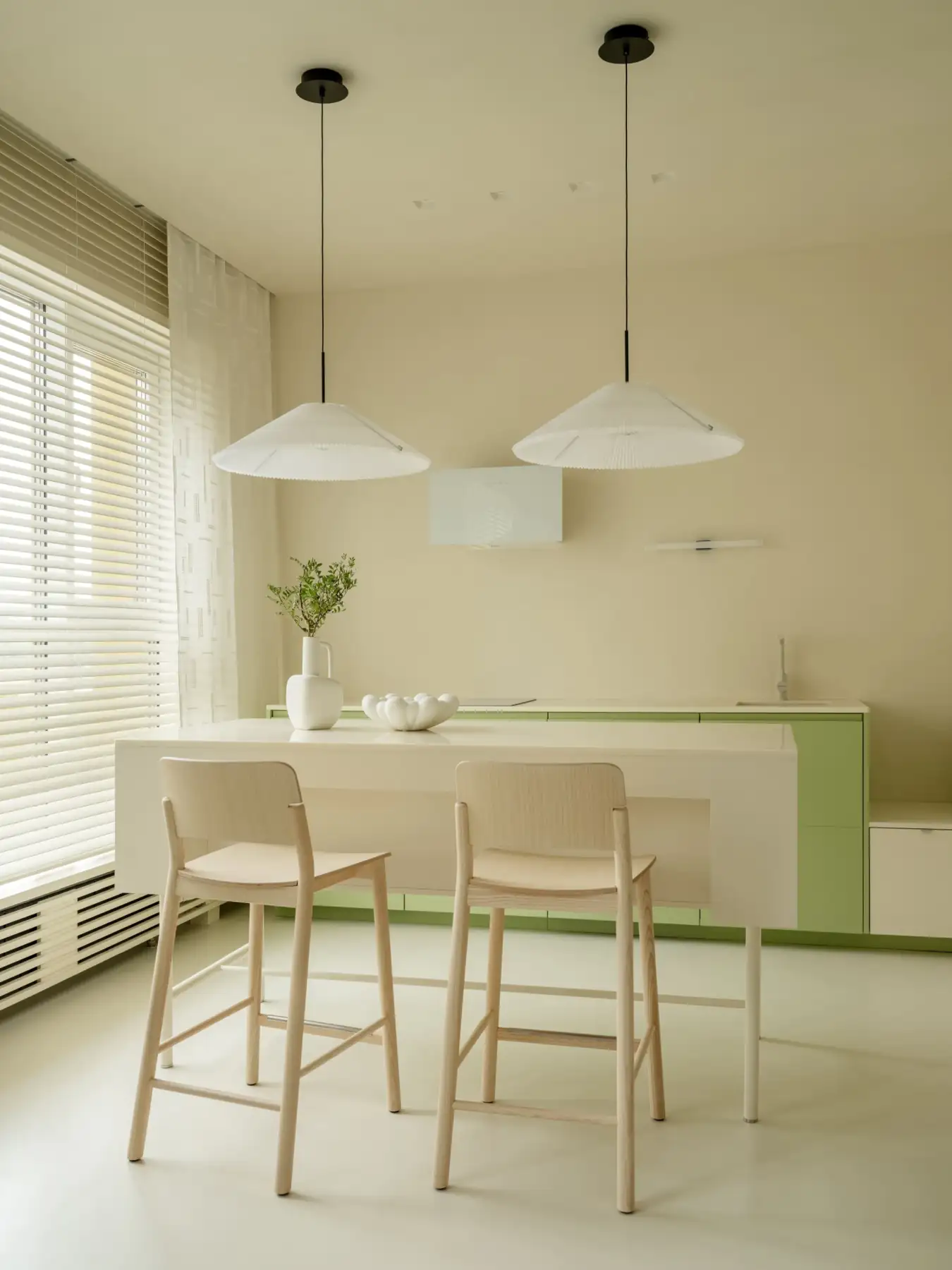 44 m2-es lakás a homok és a víz árnyalataival, mikrocement felületekkel