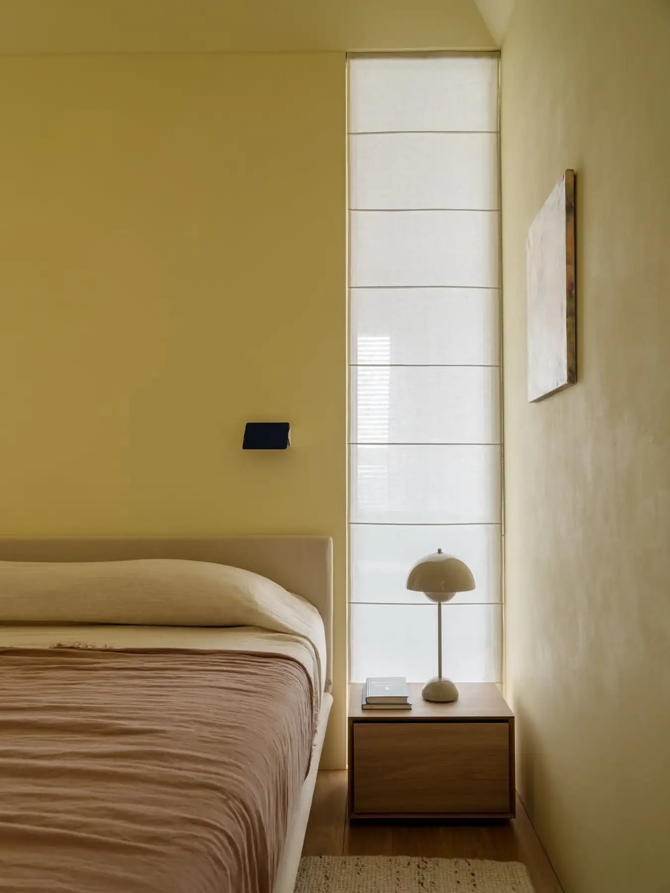 44 m2-es lakás a homok és a víz árnyalataival, mikrocement felületekkel