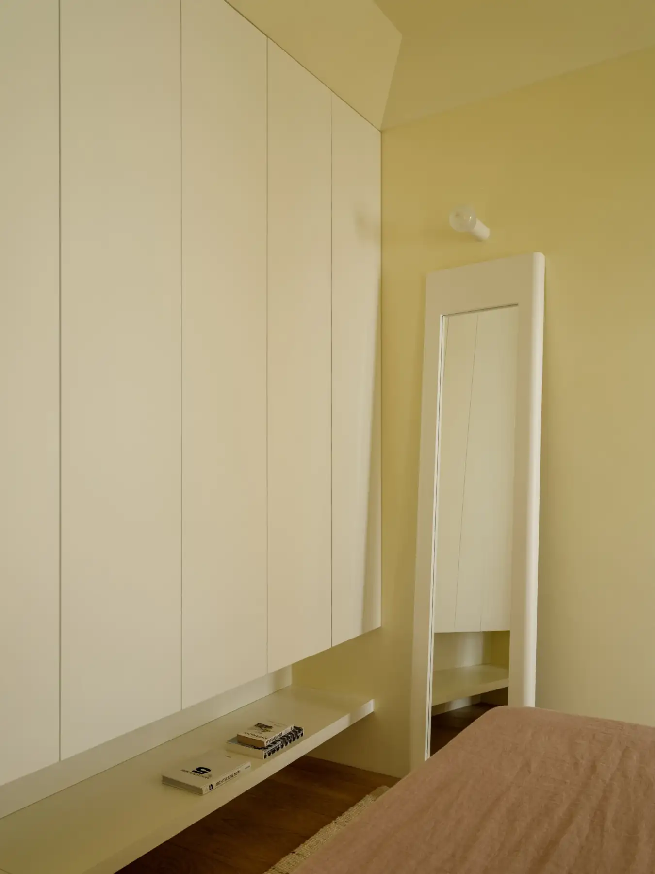 44 m2-es lakás a homok és a víz árnyalataival, mikrocement felületekkel