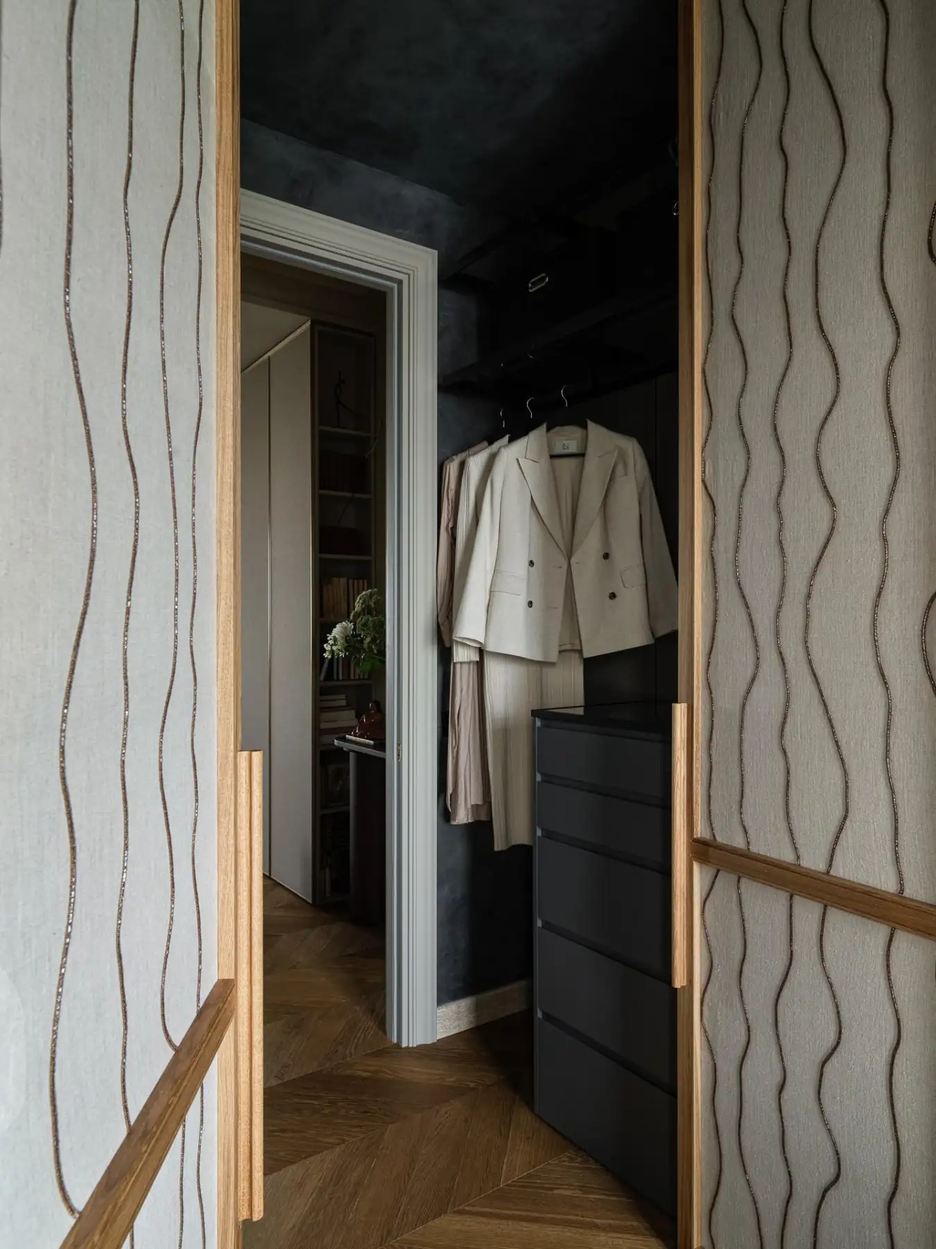Tükörfrontos konyha, szárított virágcsokor az étkező felett és borvörös fürdőszoba 50 m2-en