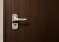 Miért lehet teljesen más feladat két különböző bejárati ajtó kinyitása?