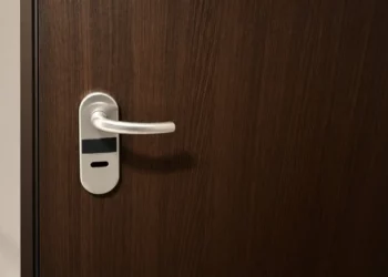 Miért lehet teljesen más feladat két különböző bejárati ajtó kinyitása?