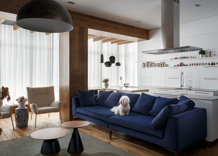 Fiatal család 100m2-es modern otthona sok természetes anyaggal, változatos textúrákkal