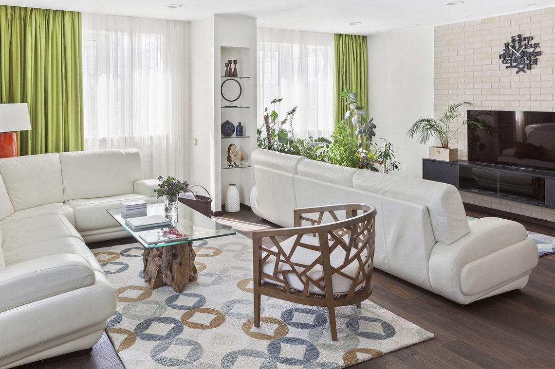 Sok növény, friss színek egy 100m2-es háromszobás lakásban - világos alapban zöld, sárga, narancs, kék és fa