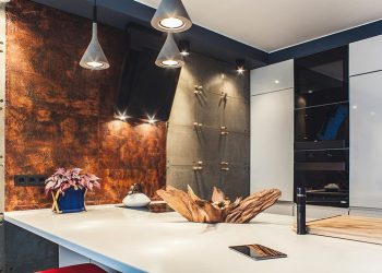 100nm-es lakás fa és rétegelt lemez bútorokkal, magasfényű felületekkel, fehérre festett téglafal dekorral