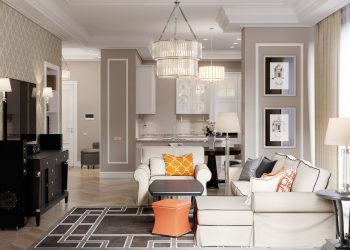 Kávé, bézs, egy csipetnyi narancs és kék - amerikai klasszikusok és art deco elemek egy házaspár lakásában