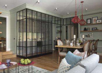 Alaprajz - Konyha a nappaliban, üvegfal mögött - 105m2-es lakás eklektikus stílusban, pasztell zöld falakkal